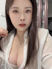 粉嫩大胸花式服务小骚妹