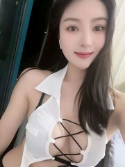 老师穿着粉色的连衣裙和高跟鞋